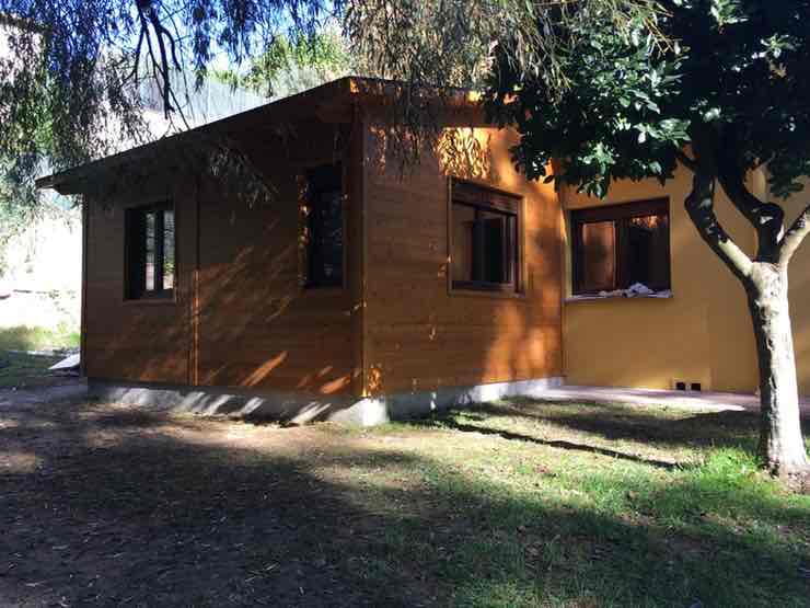 Foto exterior de ampliació d’una vivenda amb fusta
