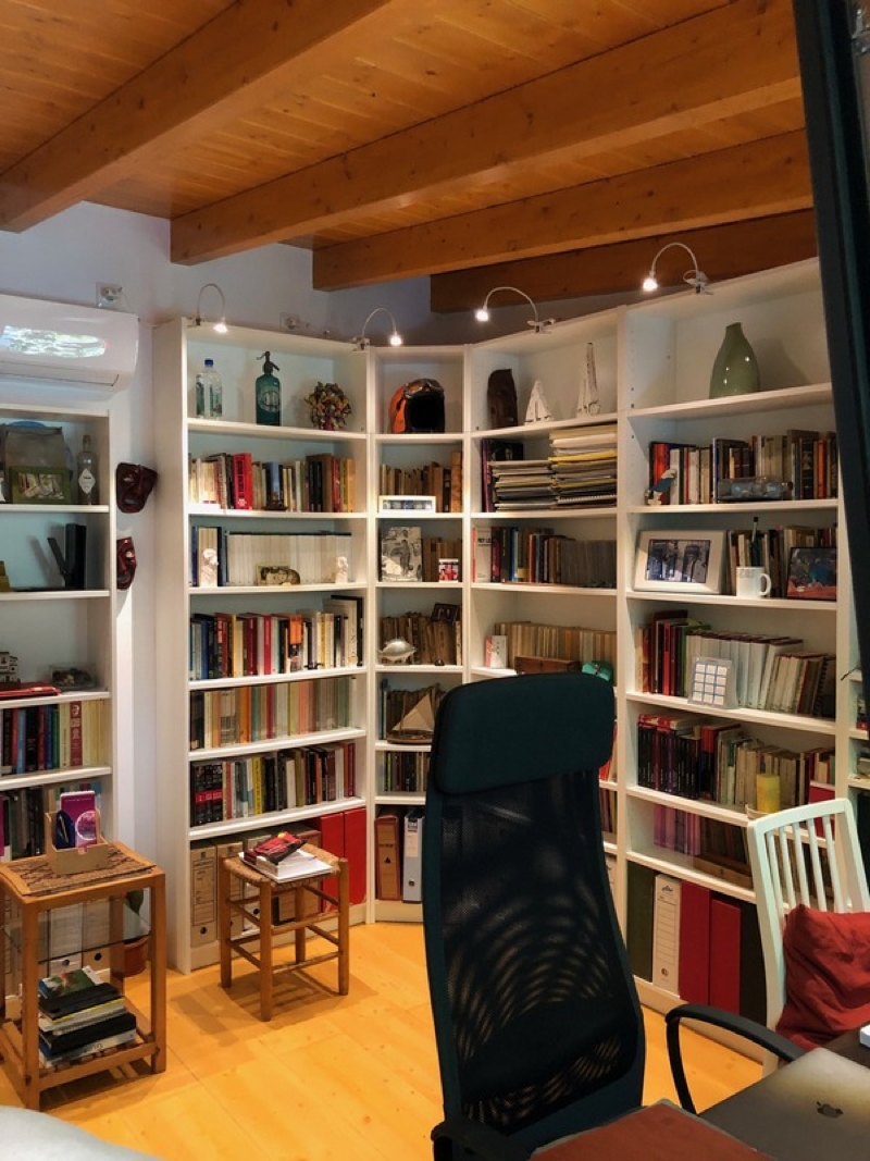 Interior caseta de fusta llibreria particular
