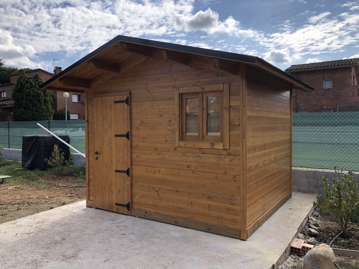 Caseta de fusta a mida per guardar eines de jardí