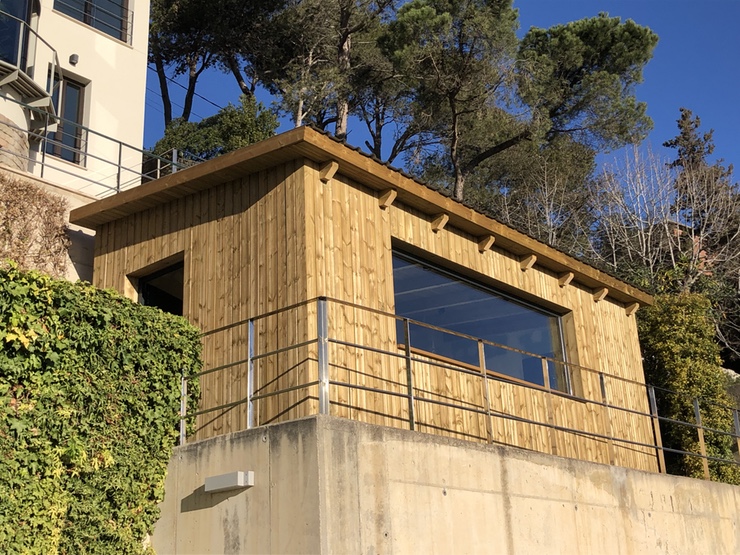 Caseta de fusta per teletreballar. Porta aïllament tèrmic a la teulada de 10cm, a les parets de 5cm i llana de roca 5 cm.