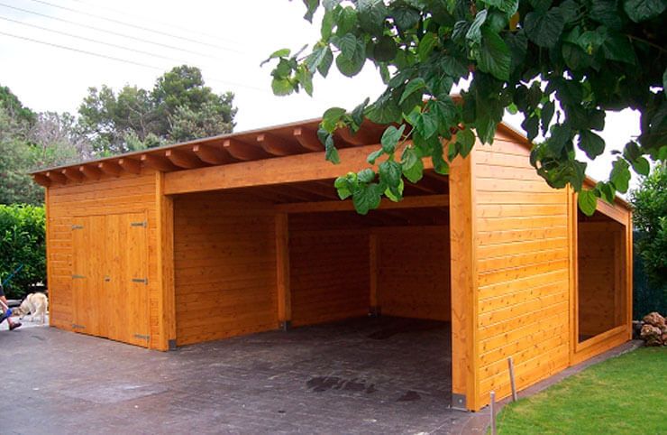 Porxo garatge amb caseta de fusta lateral